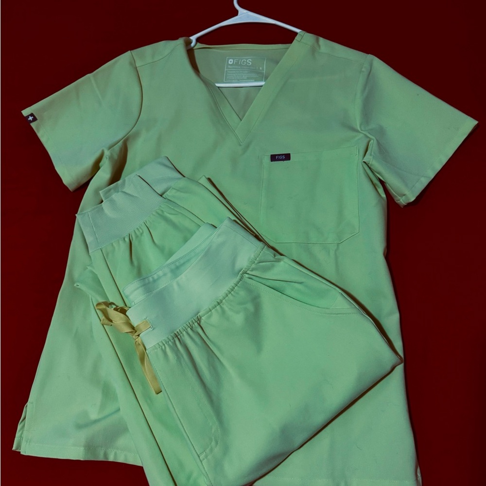 Figs Women's Scrub Set in Light Green